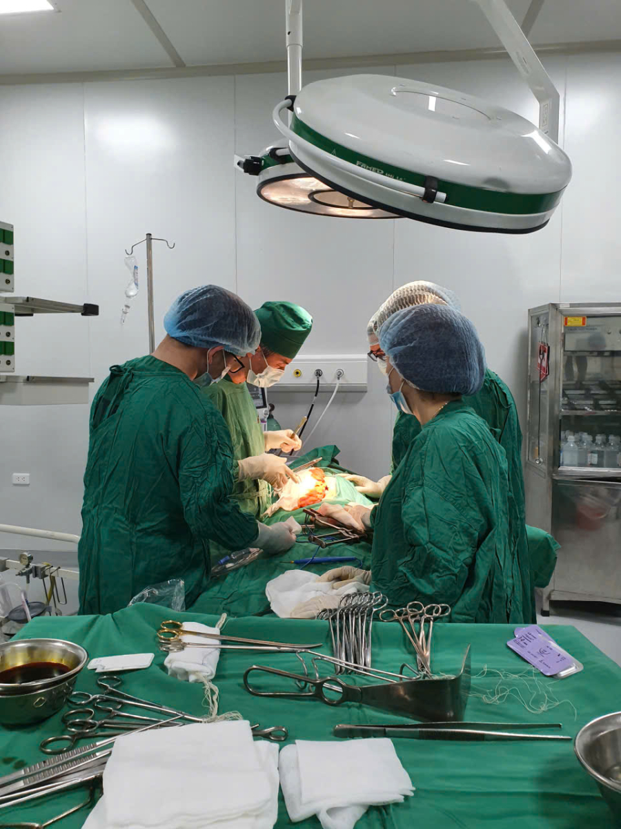 HƠN 3 GIỜ PHẪU THUẬT CĂNG THẲNG, CỨU SỐNG BỆNH NHÂN ĐA CHẤN THƯƠNG NGUY KỊCH TỪ BỆNH VIỆN ĐIỆN BIÊN CHUYỂN ĐẾN