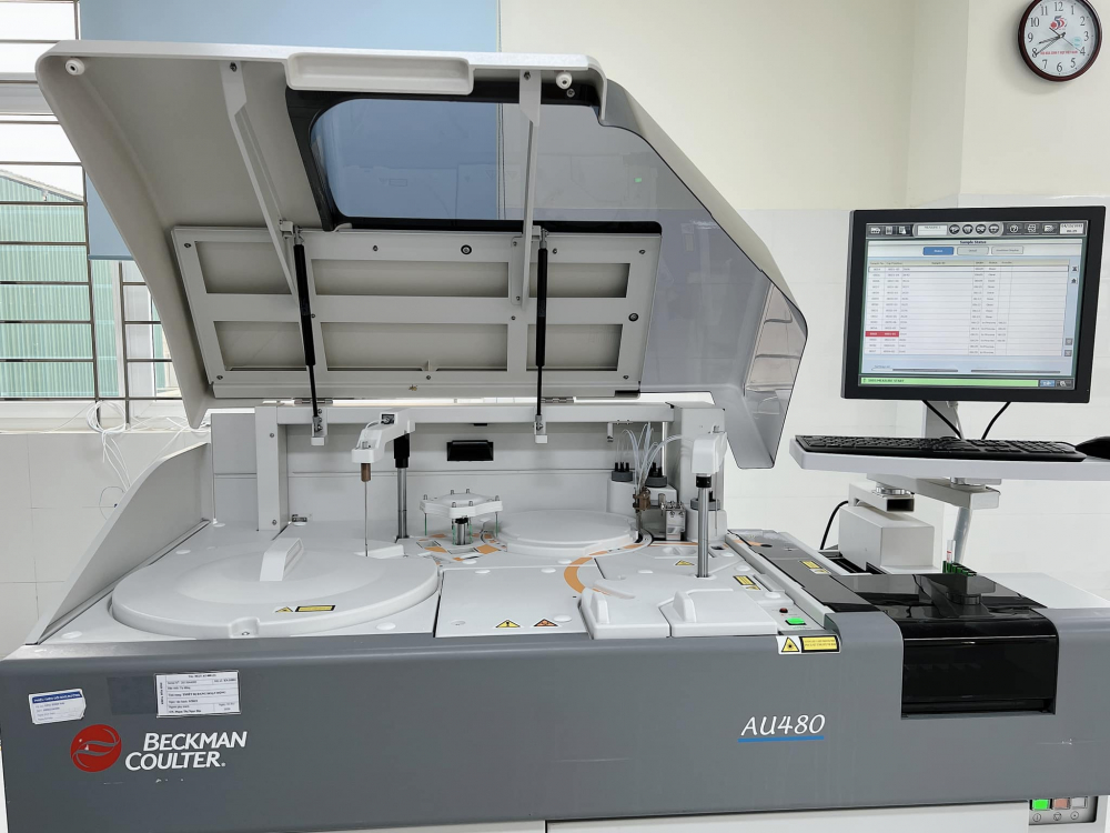 Hệ thống máy xét nghiệm sinh hóa Beckman Coulter AU 480 hiện đại tại Bệnh viện đa khoa tỉnh Sơn La