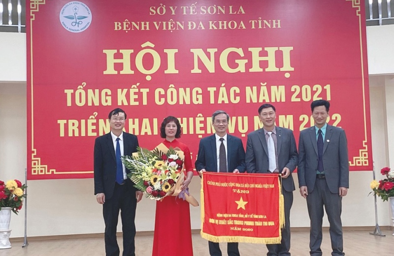 Bệnh viện đa khoa tỉnh Sơn La vinh dự đón nhận Cờ thi đua của Thủ tướng Chính phủ
