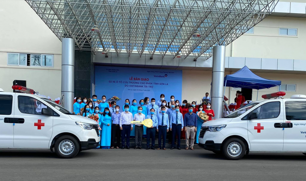 ViettinBank Sơn La trao tặng 2 xe cứu thương chất lượng cao cho Bệnh viện đa khoa tỉnh Sơn La