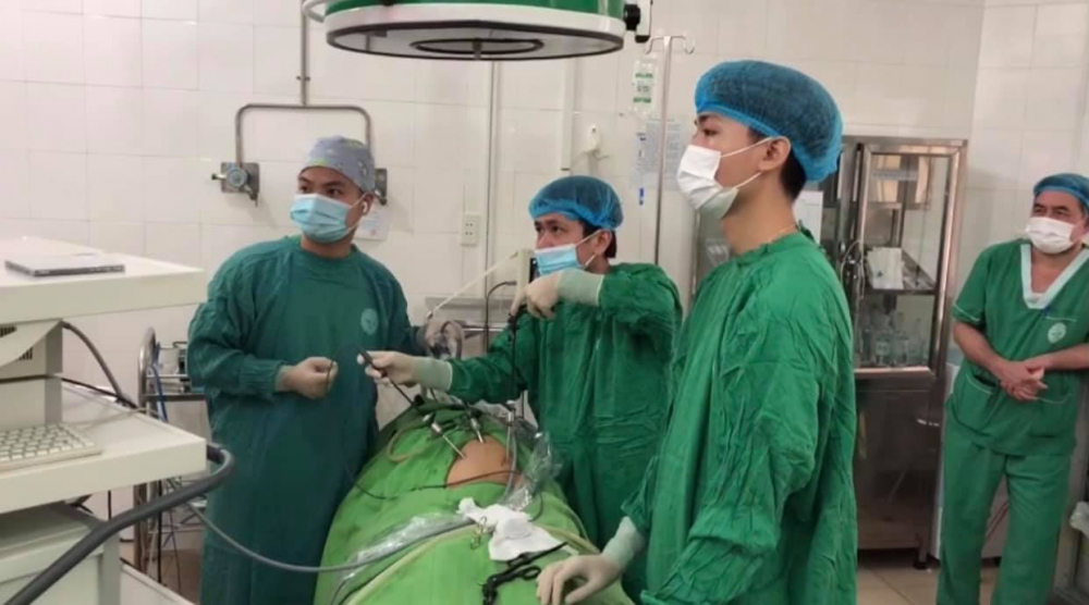 Phẫu thuật nội soi lấy vòng tránh thai lạc chỗ trong ổ bụng thành công tại Bệnh viện đa khoa tỉnh Sơn La