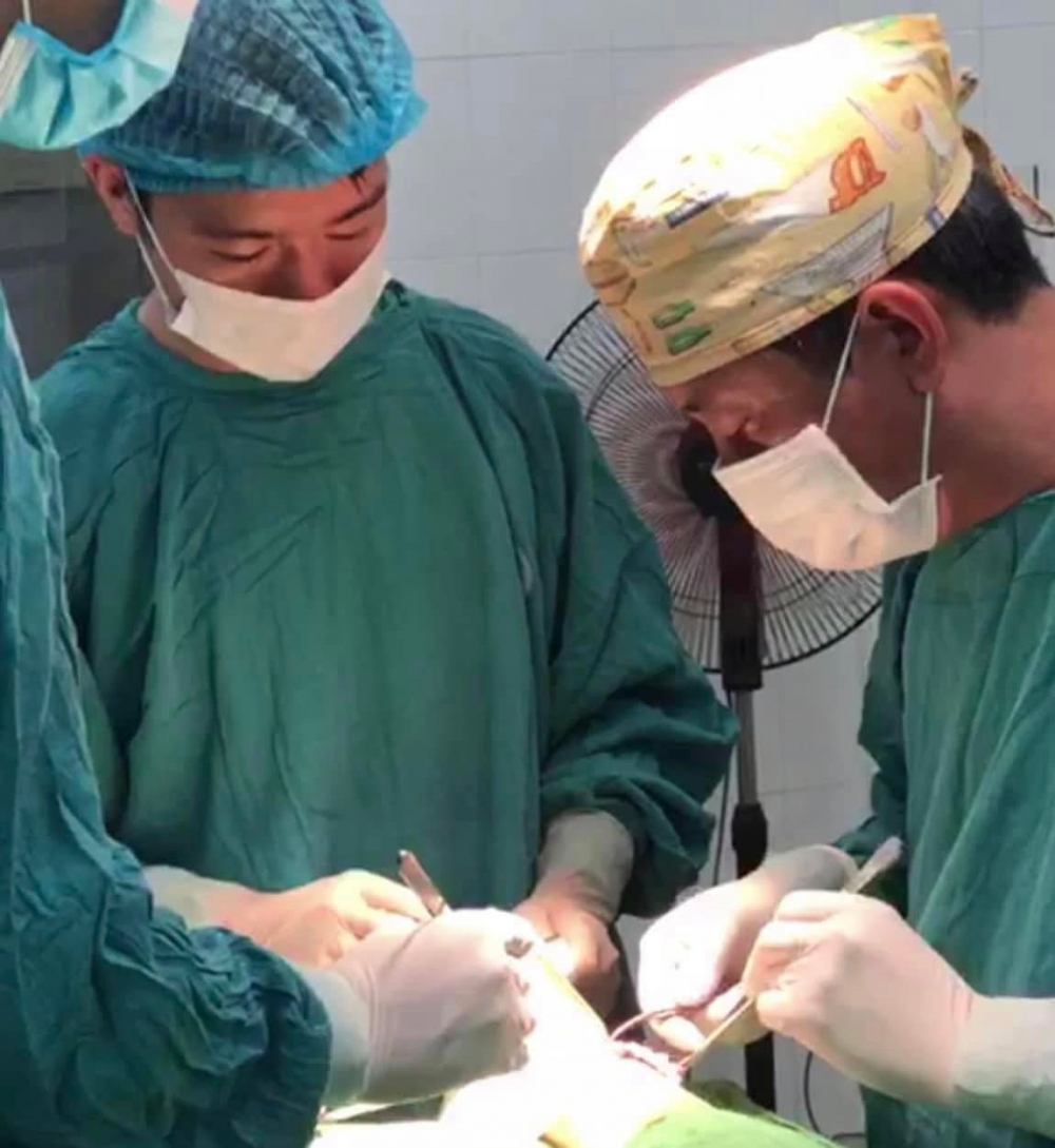 Phẫu thuật thành công giữ lại đôi bàn tay tổn thương do máy thái rau cho nữ bệnh nhân người Thuận Châu (Sơn La)