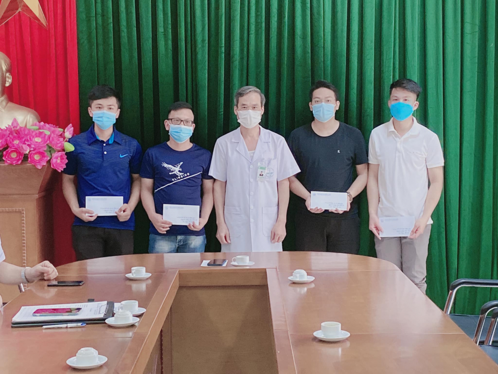 Bệnh viện đa khoa tỉnh Sơn La gặp mặt 04 cán bộ y tế tình nguyện tiếp sức cùng huyện Phù Yên phòng, chống dịch COVID-19. 