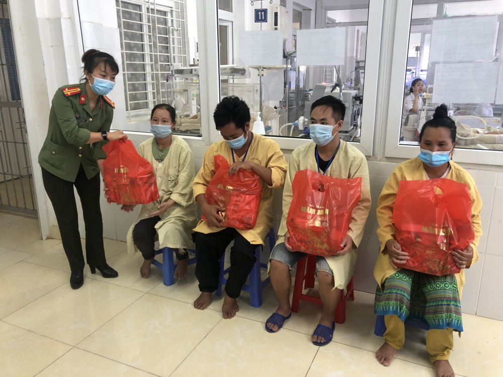 Hội Phụ nữ cơ sở Khối An ninh nhân dân – Công an tỉnh Sơn La thăm hỏi, tặng quà bệnh nhi nhân tháng hành động Vì trẻ em năm 2021