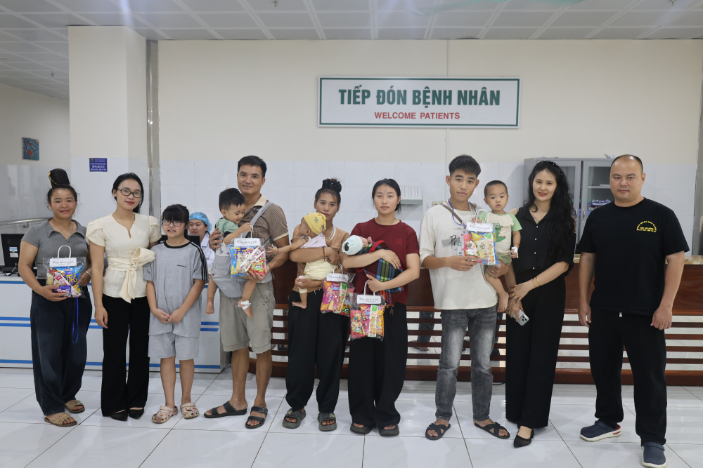 CHIA SẺ YÊU THƯƠNG NGÀY 1/6: 110 SUẤT QUÀ DÀNH TẶNG BỆNH NHI TẠI BVĐK TỈNH SƠN LA