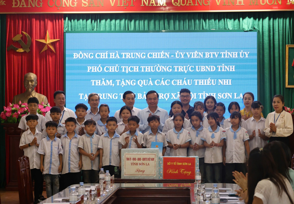 CHƯƠNG TRÌNH THĂM, KHÁM, TƯ VẤN SỨC KHỎE VÀ TẶNG QUÀ CHO NGƯỜI CAO TUỔI VÀ TRẺ EM TẠI TRUNG TÂM BẢO TRỢ XÃ HỘI TỈNH SƠN LA