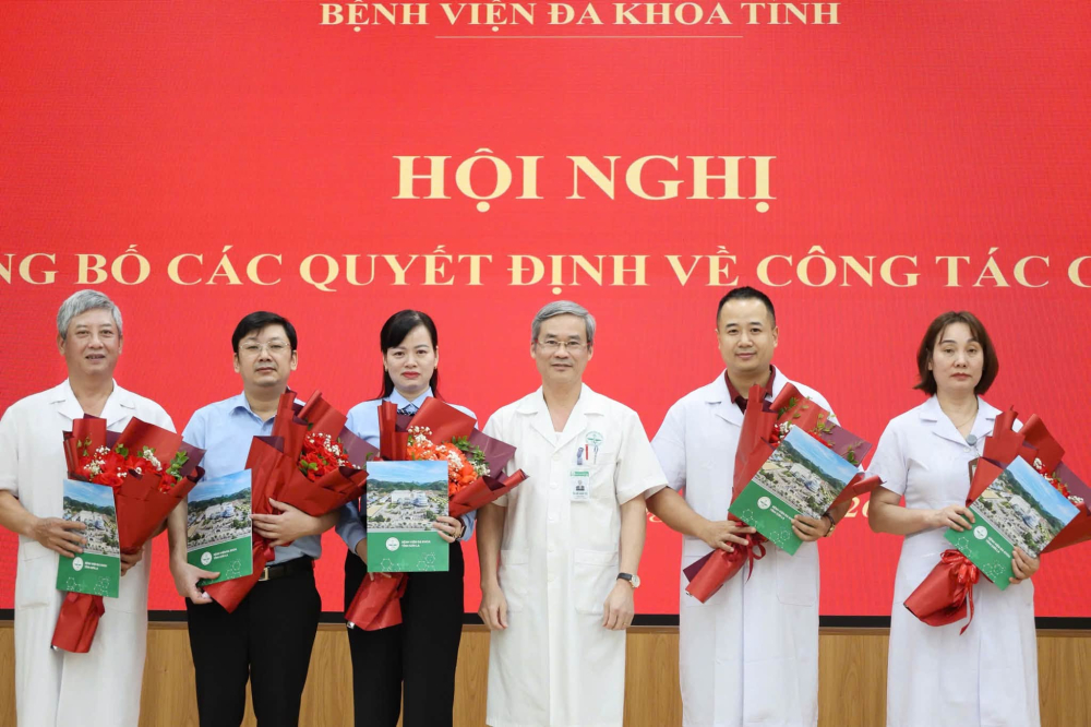 TRAO QUYẾT ĐỊNH BỔ NHIỆM LẠI CÁN BỘ QUẢN LÝ TẠI BỆNH VIỆN ĐA KHOA TỈNH SƠN LA
