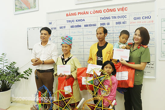 Chương trình “Tết Trung thu – Kết nối yêu thương” cho bệnh nhi tại Bệnh viện đa khoa tỉnh Sơn La