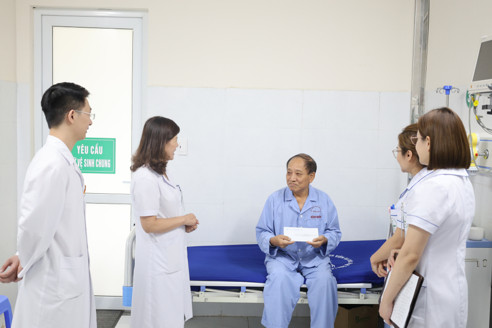 LÃNH ĐẠO BVĐK TỈNH SƠN LA THĂM HỎI, TẶNG QUÀ BỆNH NHÂN LÀ NGƯỜI CÓ CÔNG VỚI CÁCH MẠNG ĐANG ĐIỀU TRỊ TẠI BỆNH VIỆN