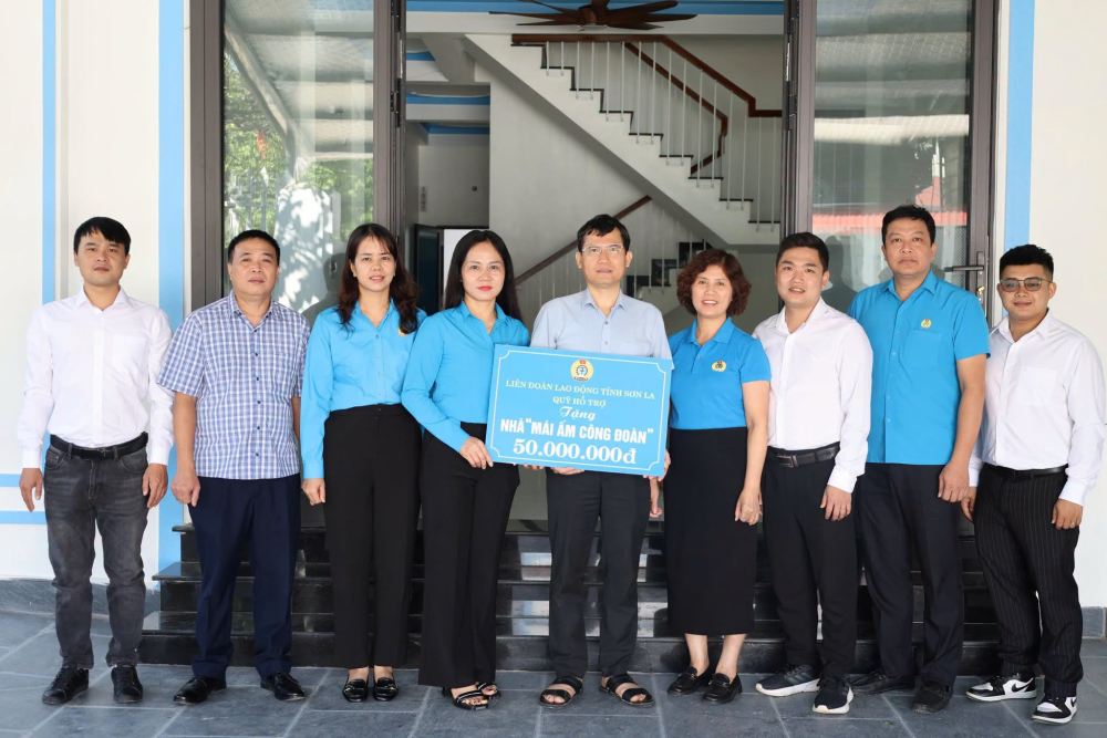 BÀN GIAO NHÀ “MÁI ẤM CÔNG ĐOÀN” CHO ĐOÀN VIÊN CÔNG ĐOÀN BỆNH VIỆN ĐA KHOA TỈNH SƠN LA