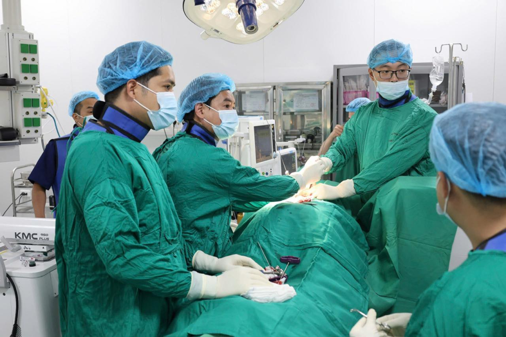 BVĐK TỈNH SƠN LA TRIỂN KHAI THÀNH CÔNG PHẪU THUẬT CỐ ĐỊNH CỘT SỐNG BẰNG VÍT QUA DA