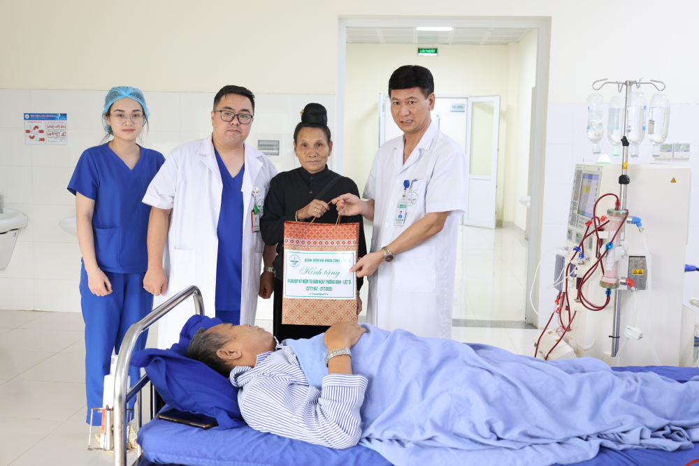 LÃNH ĐẠO BVĐK TỈNH SƠN LA THĂM HỎI, TẶNG QUÀ BỆNH NHÂN LÀ NGƯỜI CÓ CÔNG VÀ THÂN NHÂN NGƯỜI CÓ CÔNG VỚI CÁCH MẠNG ĐANG ĐIỀU TRỊ TẠI BỆNH VIỆN