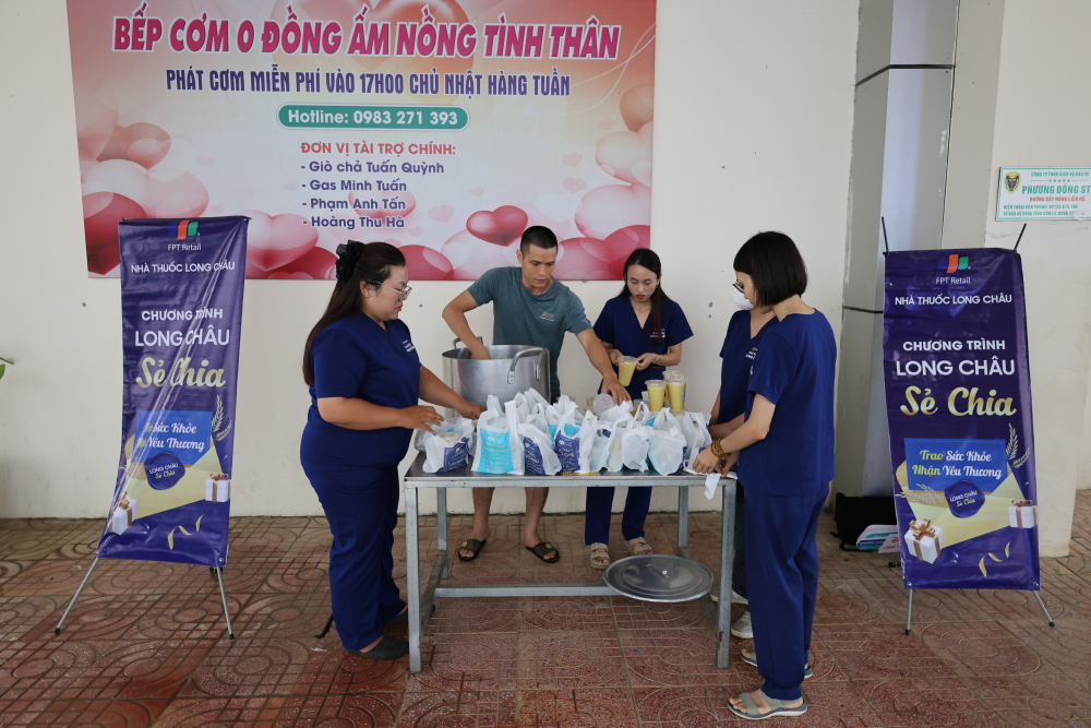 NHÀ THUỐC LONG CHÂU TRAO 60 SUẤT CHÁO CHO BỆNH NHÂN TẠI BVĐK TỈNH SƠN LA