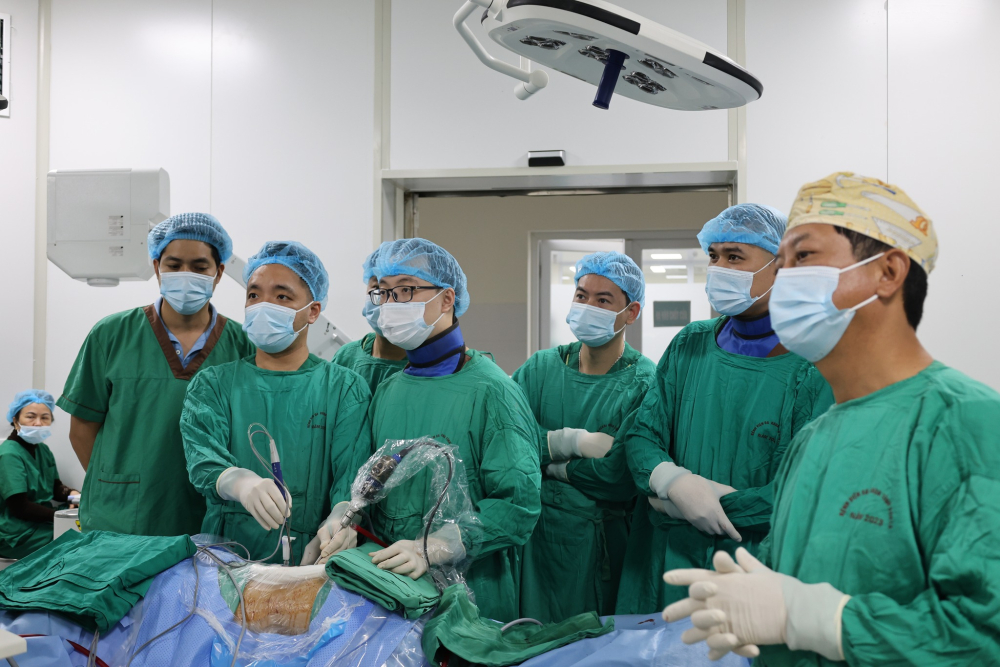 LẦN ĐẦU TIÊN PHẪU THUẬT NỘI SOI CỘT SỐNG ĐIỀU TRỊ THOÁT VỊ ĐĨA ĐỆM ĐƯỢC TRIỂN KHAI THÀNH CÔNG TẠI BVĐK TỈNH SƠN LA